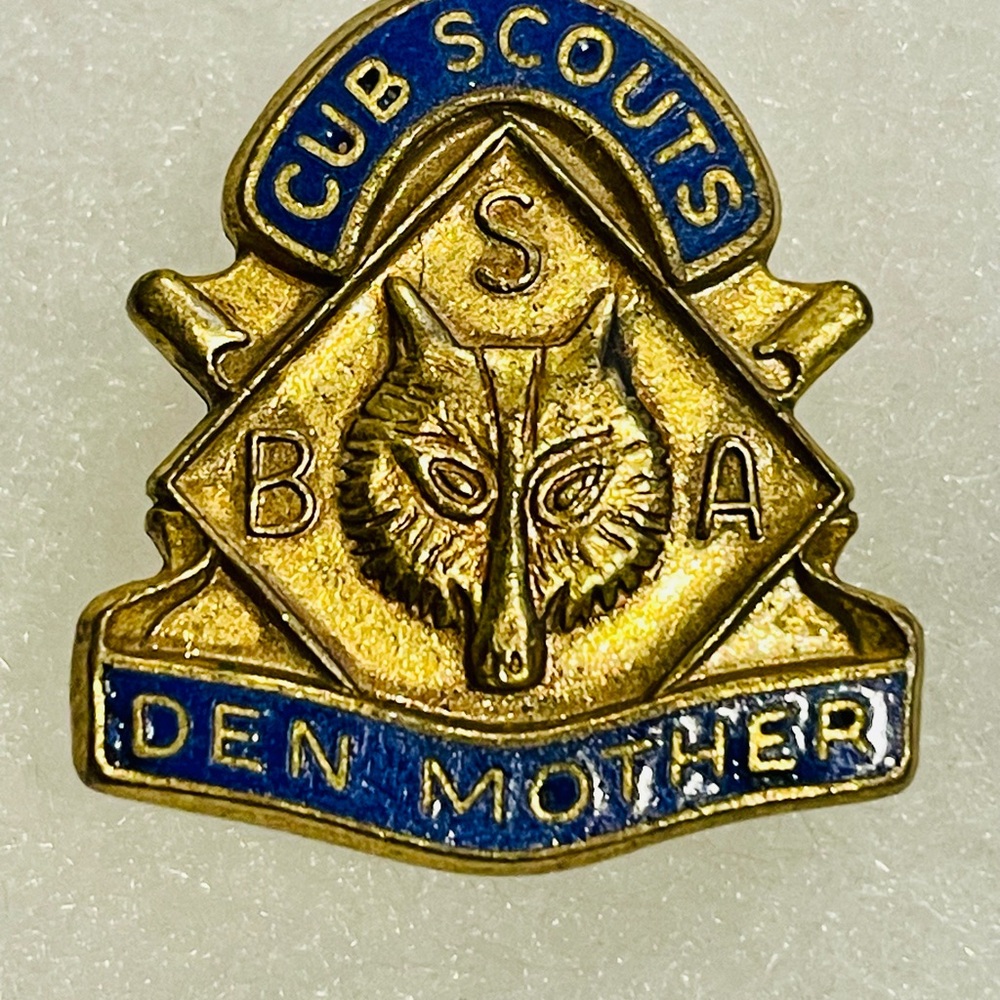 Scout Kids Cub Scouts Den Mother Pin - Gold and Blue